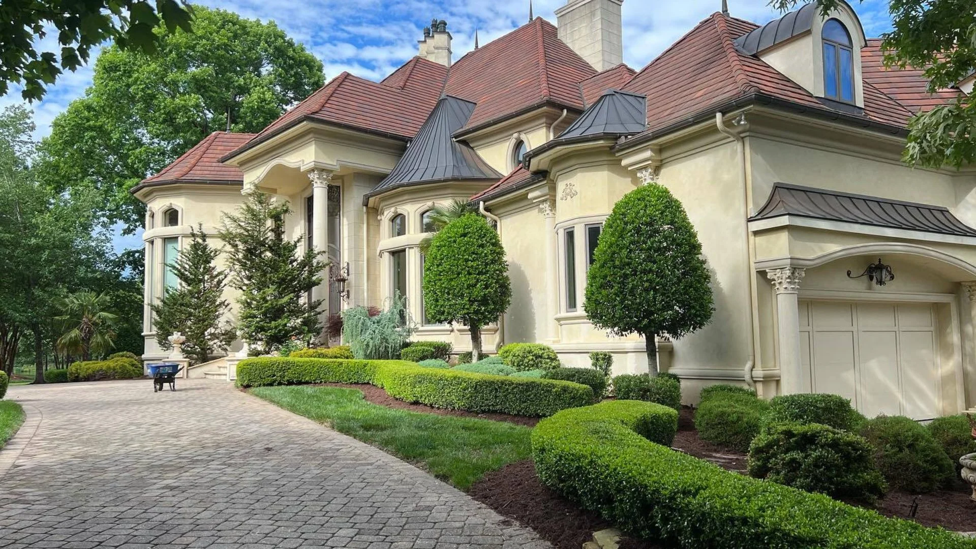 Ways to Create a Low-Maintenance Landscape in North Carolina